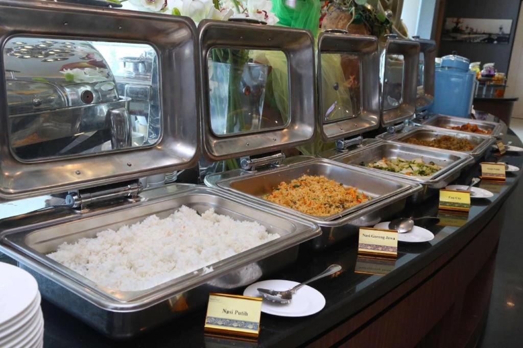 Golden Tulip Galaxy Hotel Banjarmasin Банджермасин Екстериор снимка