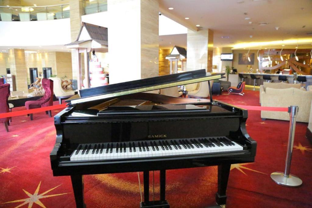 Golden Tulip Galaxy Hotel Banjarmasin Банджермасин Екстериор снимка