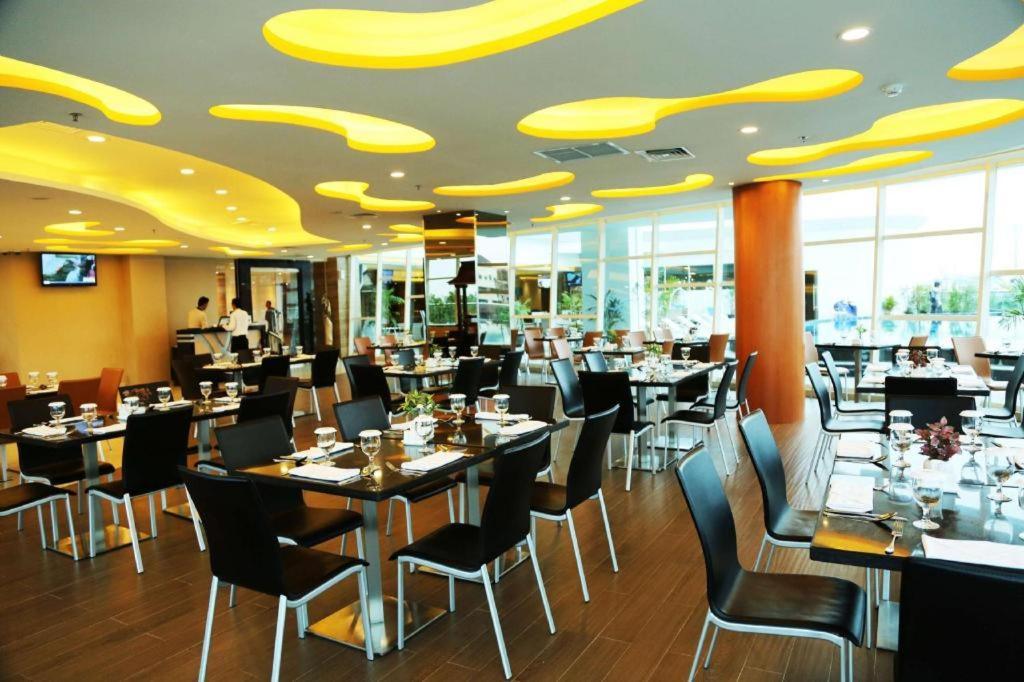 Golden Tulip Galaxy Hotel Banjarmasin Банджермасин Екстериор снимка