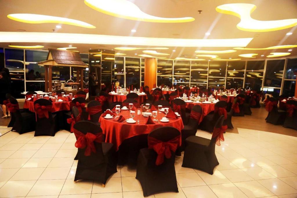 Golden Tulip Galaxy Hotel Banjarmasin Банджермасин Екстериор снимка