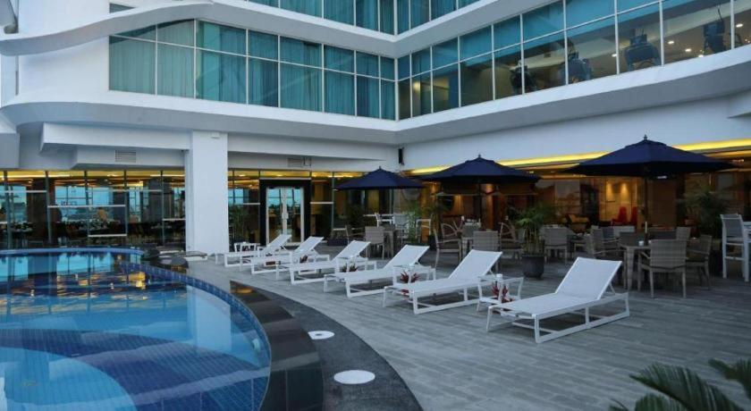 Golden Tulip Galaxy Hotel Banjarmasin Банджермасин Екстериор снимка