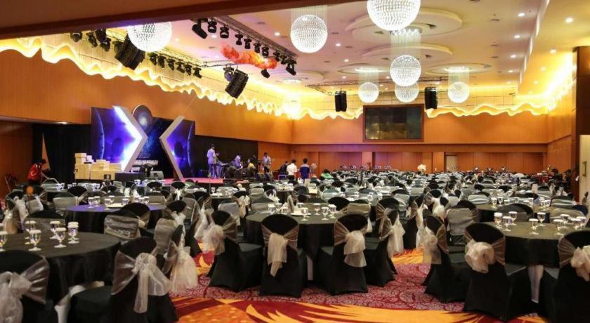 Golden Tulip Galaxy Hotel Banjarmasin Банджермасин Екстериор снимка