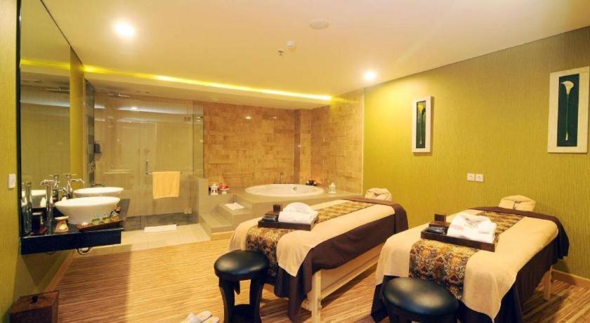 Golden Tulip Galaxy Hotel Banjarmasin Банджермасин Екстериор снимка